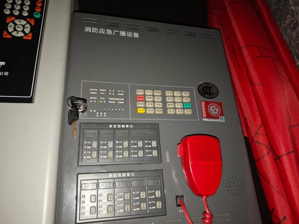 电梯井堆杂物、报警主机停用 “救命系统”岂能形同虚设？